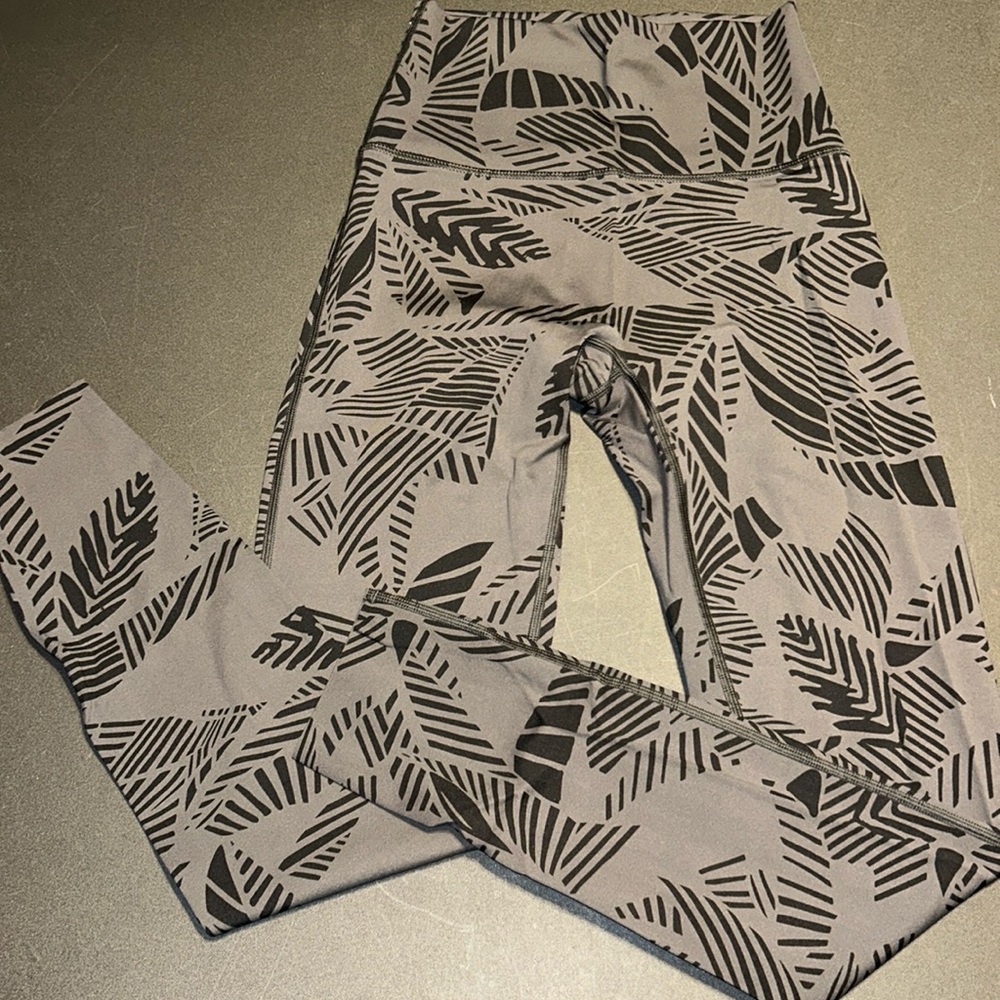 Aerie Chill Play Move Small Black Gray Leaf Patterned Leggings